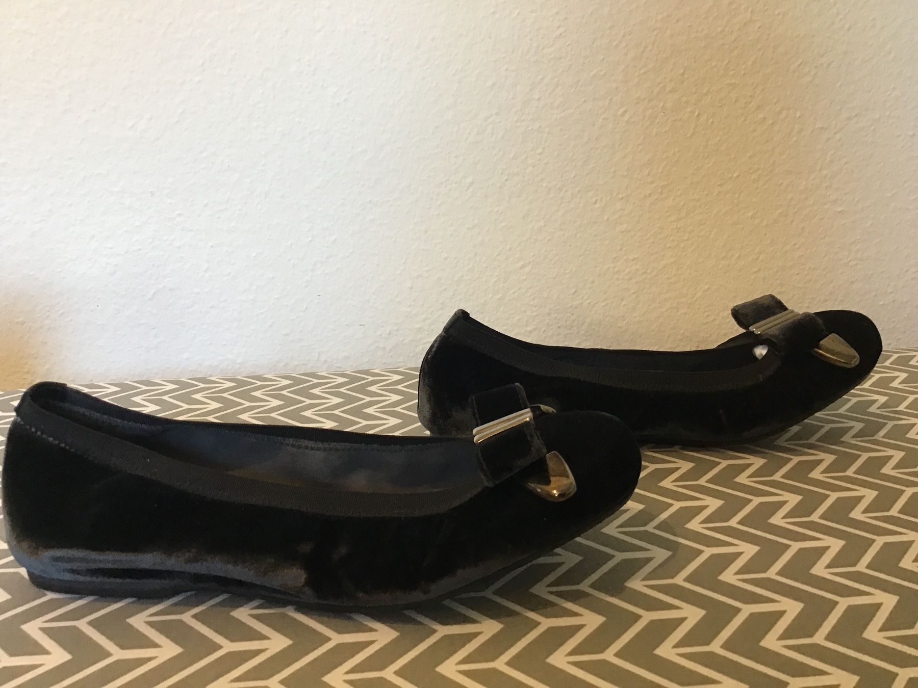 Stuart Weitzman Scarpe da donna: Stuart Weitzman Samt Ballerinas, Schwarz, Grösse 36.5 – Nuovo (secondo la descrizione) da Glattfelden venduto da ire_w6h2 1