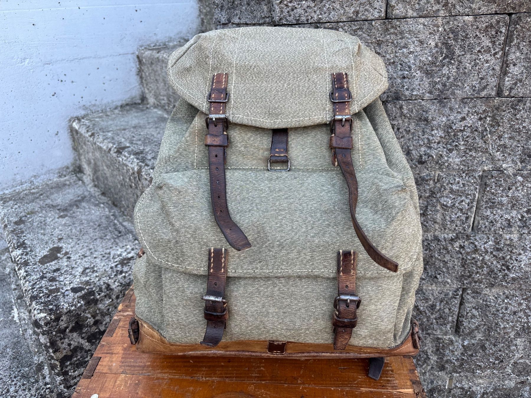 Schweizer Armee Zaini: schöner Schweizer Militär Rucksack – Usato da Feldbach venduto da Fea1