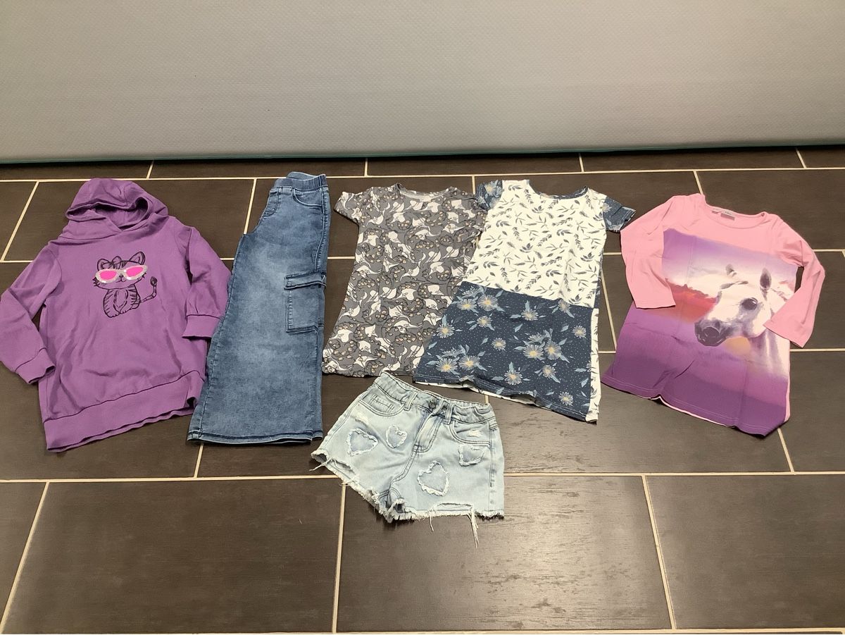 Lotti & Set di vestiti: Mädchen Kleiderpaket Gr. 128/134 – Usato da Brugg AG venduto da Sweety_pie