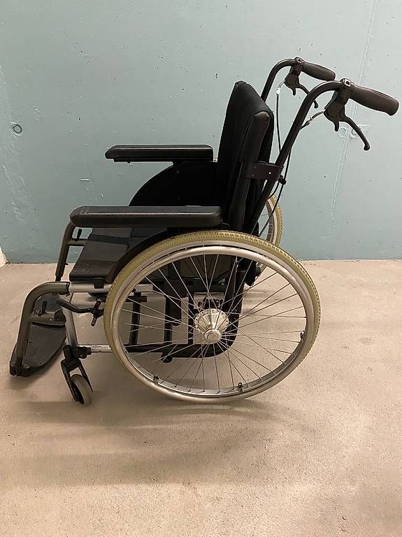 Sedie a rotelle: Rollstuhl Küschall Compact: Breite 45 cm – Usato da Olten venduto da Metacomet 1