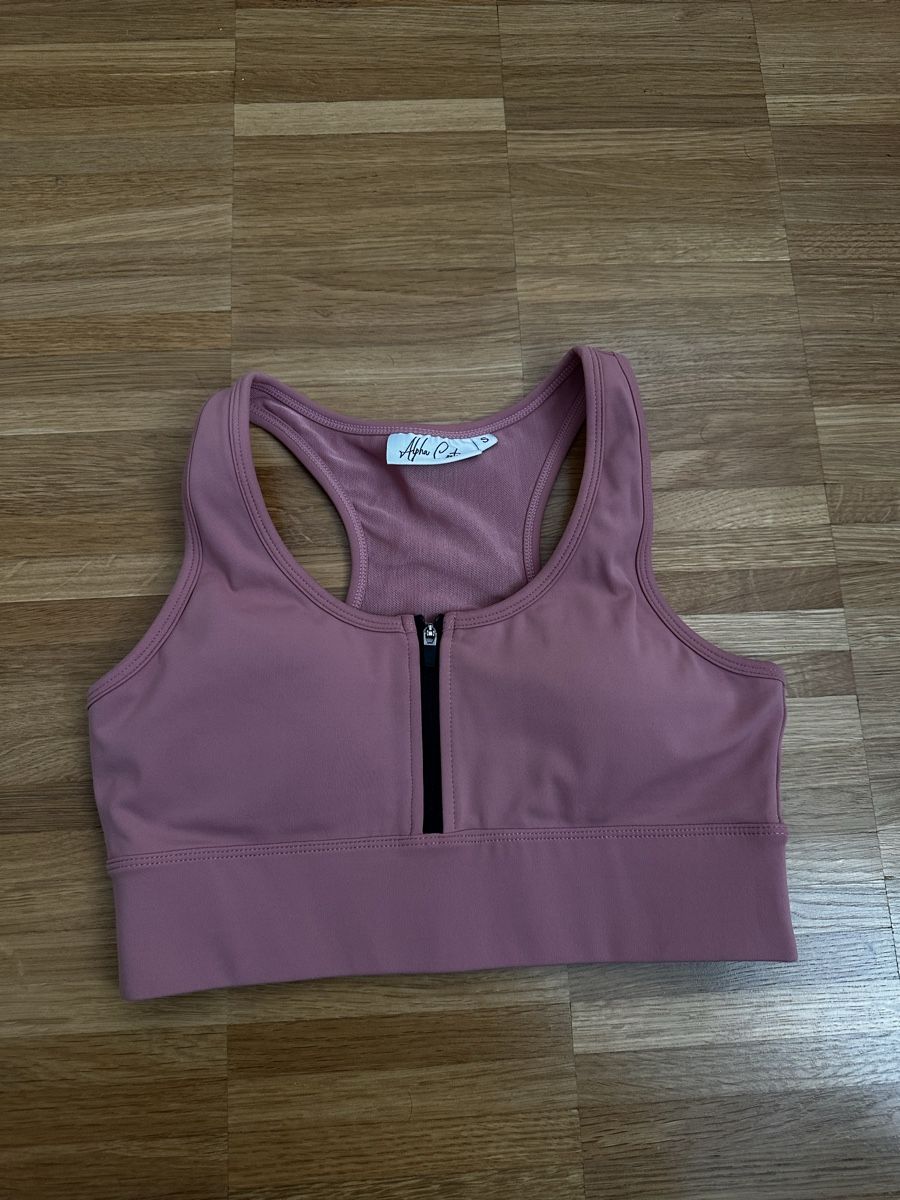 Top: Alpha Coutures Sport BH – Nuovo (secondo la descrizione) da Winterthur venduto da GloSte08
