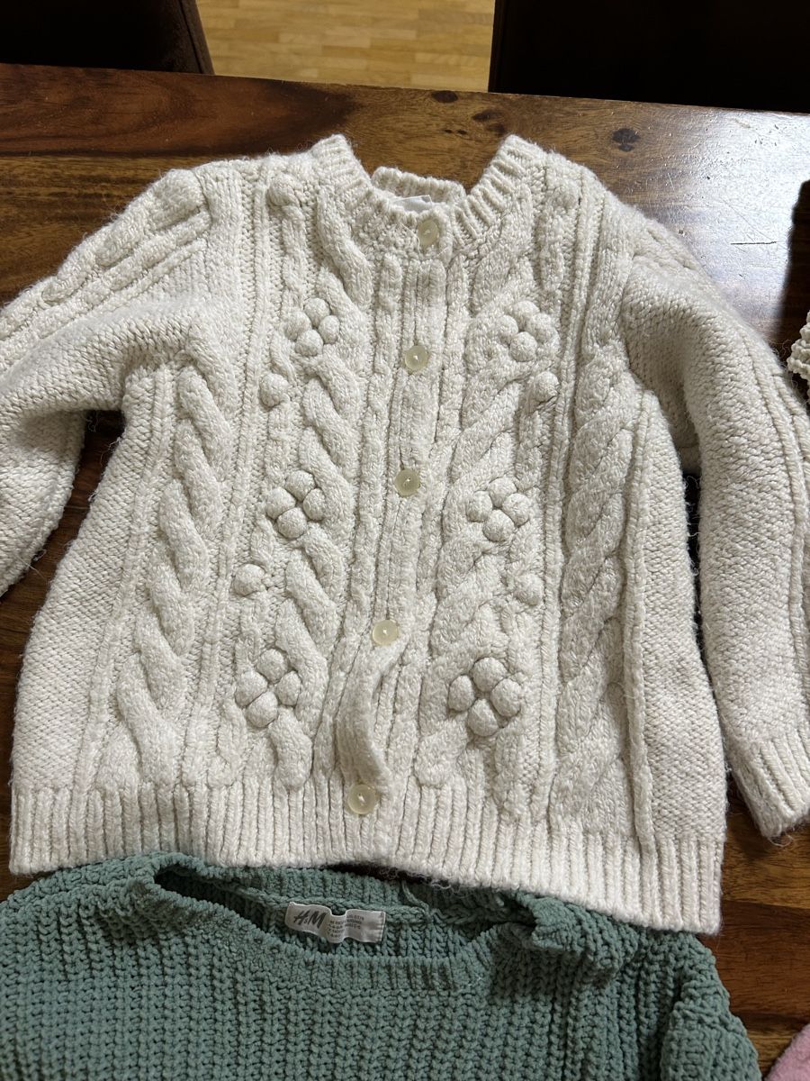 H&M Lotti & Set di vestiti: 4 Strickjacken/Pulli Mädchen, Grösse 110/116 – Usato da Zürich venduto da Nutla 3