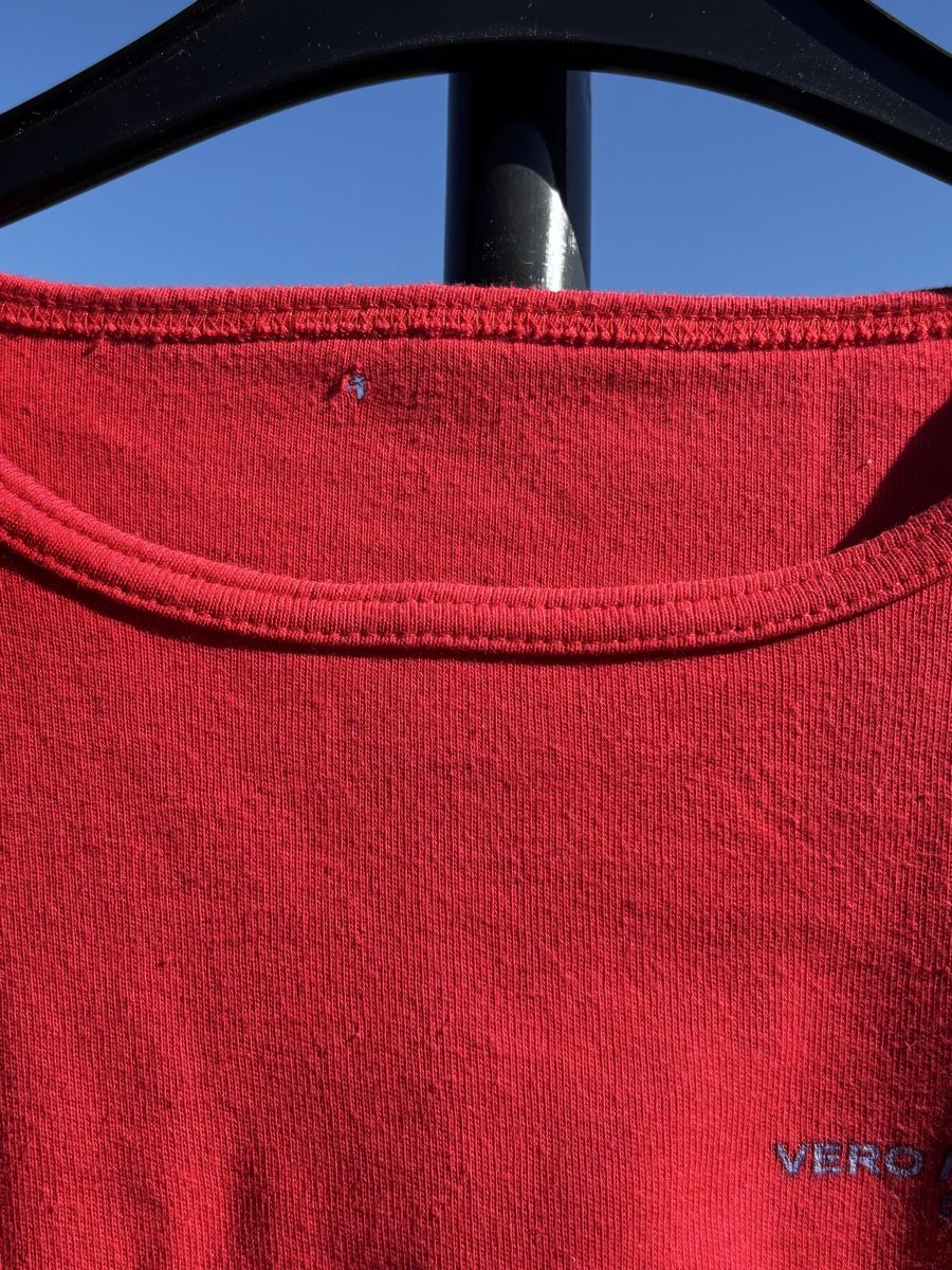 T-shirt: Rotes Langarm Shirt  – Usato da Walterswil SO venduto da Sunshineyupi 2