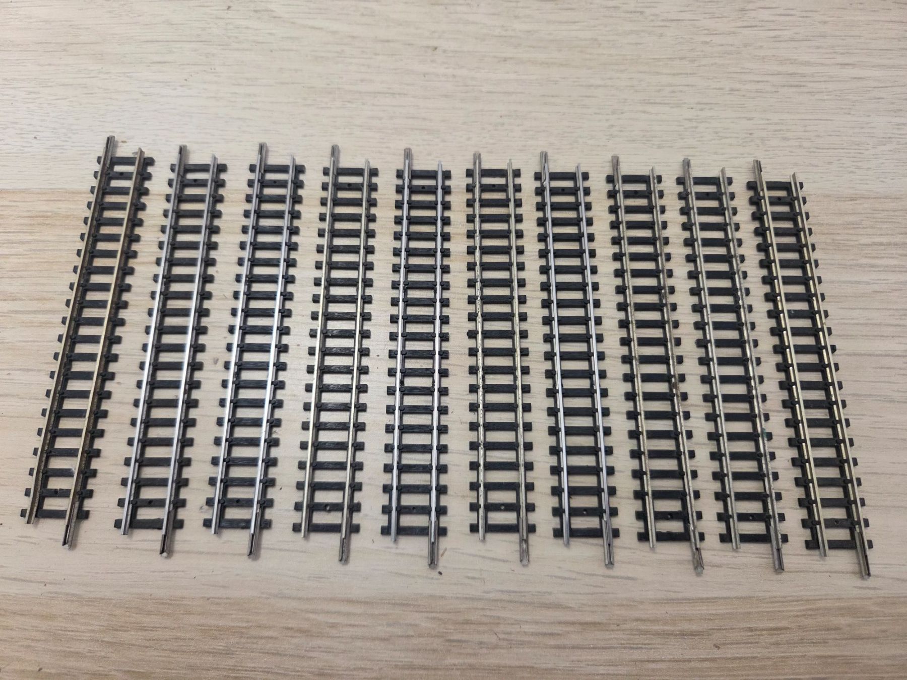 Trix Modellini di ferrovie: Minitrix 10 x 4904 gerades gleis N – Usato da St-Aubin-Sauges venduto da Lo_Go