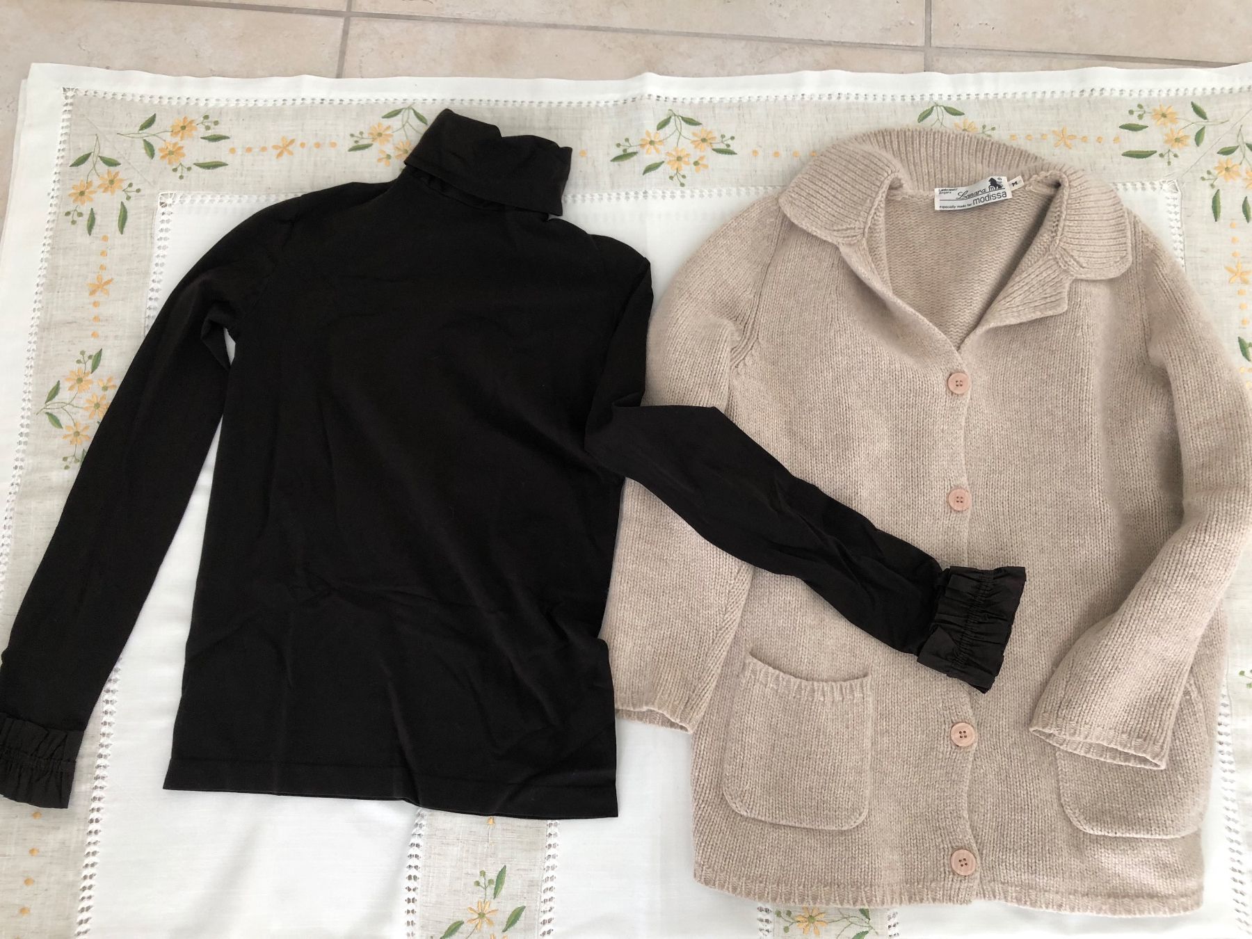 Pullover & Sweatshirts: Modissa Strickjacke Lanara,GrM& Langarmshirt mit Rollkragen – Gebraucht aus Bremgarten AG von Ora2017 2