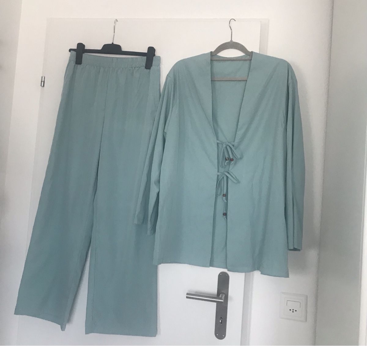 Completi & Tailleur: Mintfarbener Sommeranzug mit Bindedetail - Grösse L – Nuovo (secondo la descrizione) da Dübendorf venduto da nela123