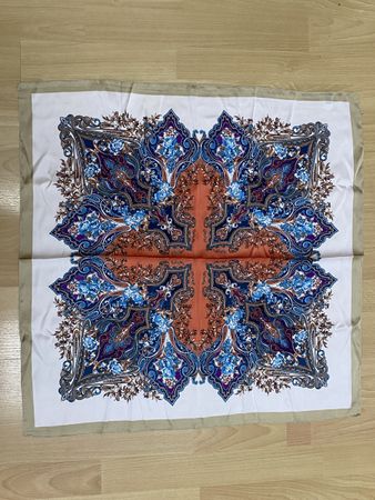 Schönes Foulard Polmit speziellem Muster, 65x65