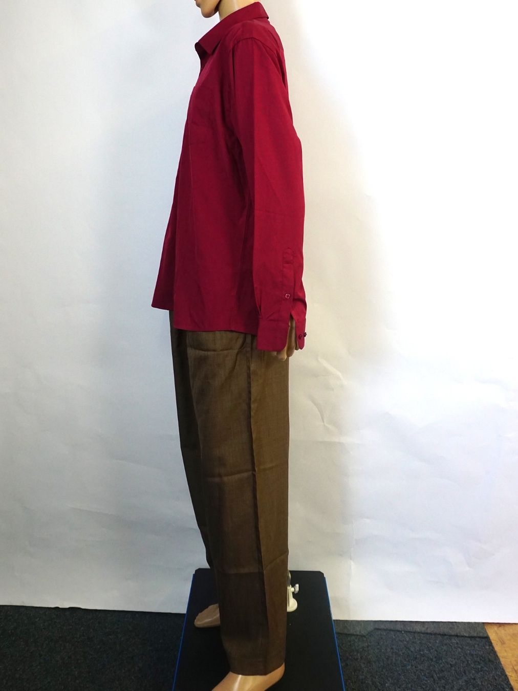 Shein Lotti di vestiti: Maronenbraune Manfinity-Hose mit weinrotem Hemd – Usato da Pratteln venduto da Restwert_Pratteln 1