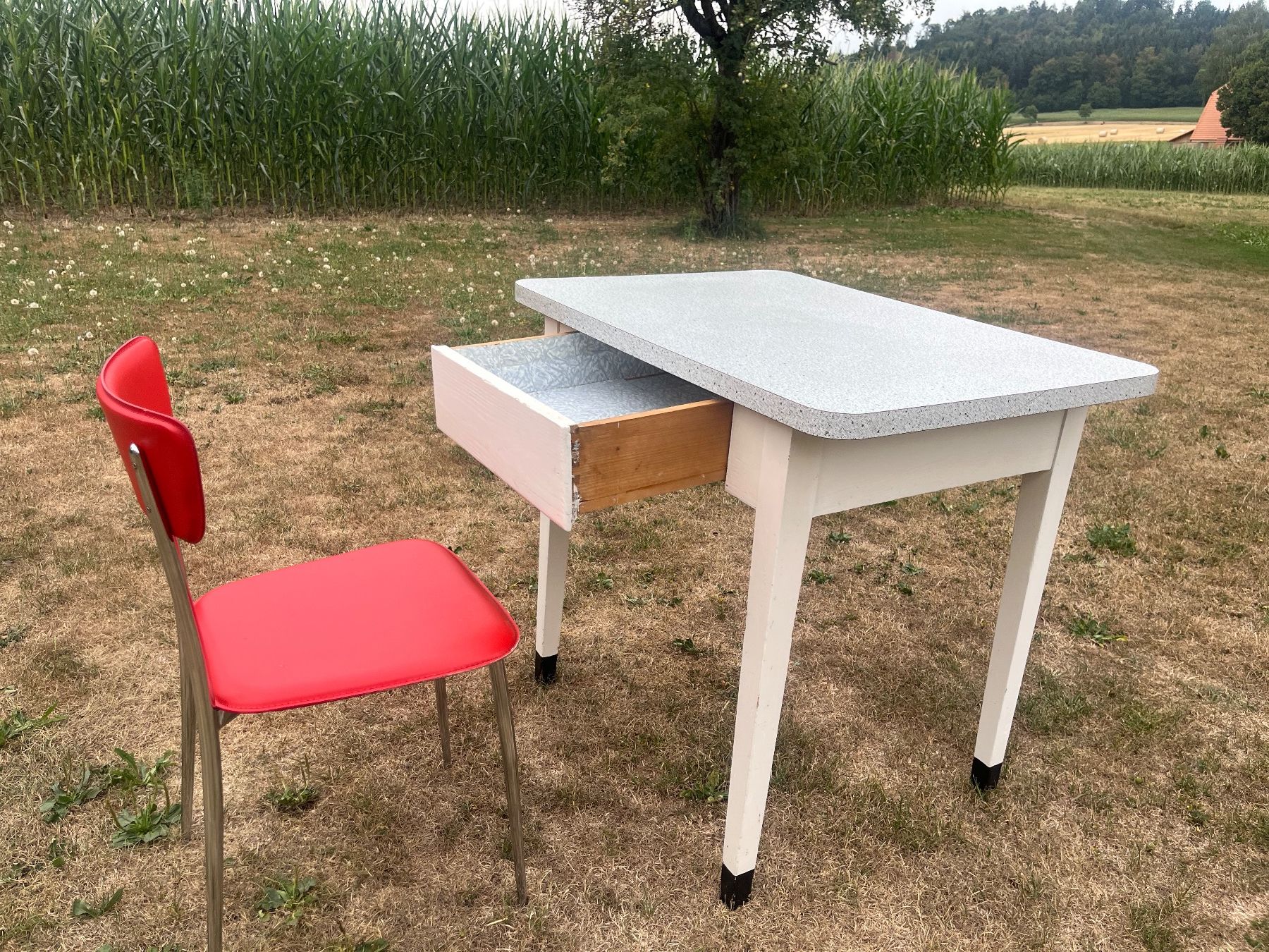 Tables: Küchentisch mit Schublade und Stuhl – D'occasion à Allmendingen b. BE par juair 6