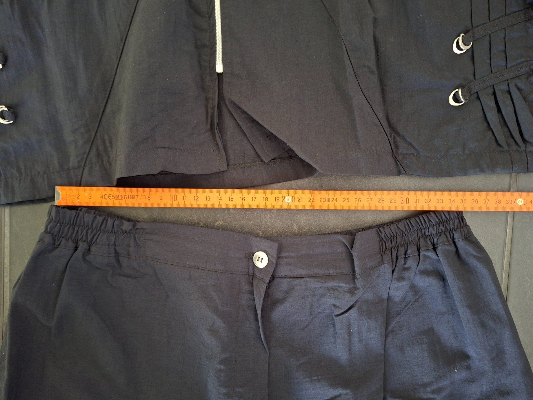 Lotti di vestiti: Schwarzes Set, Hose und Weste, Grösse 44/46 – Usato da WALTERSWIL SO venduto da thb_ybm8 3