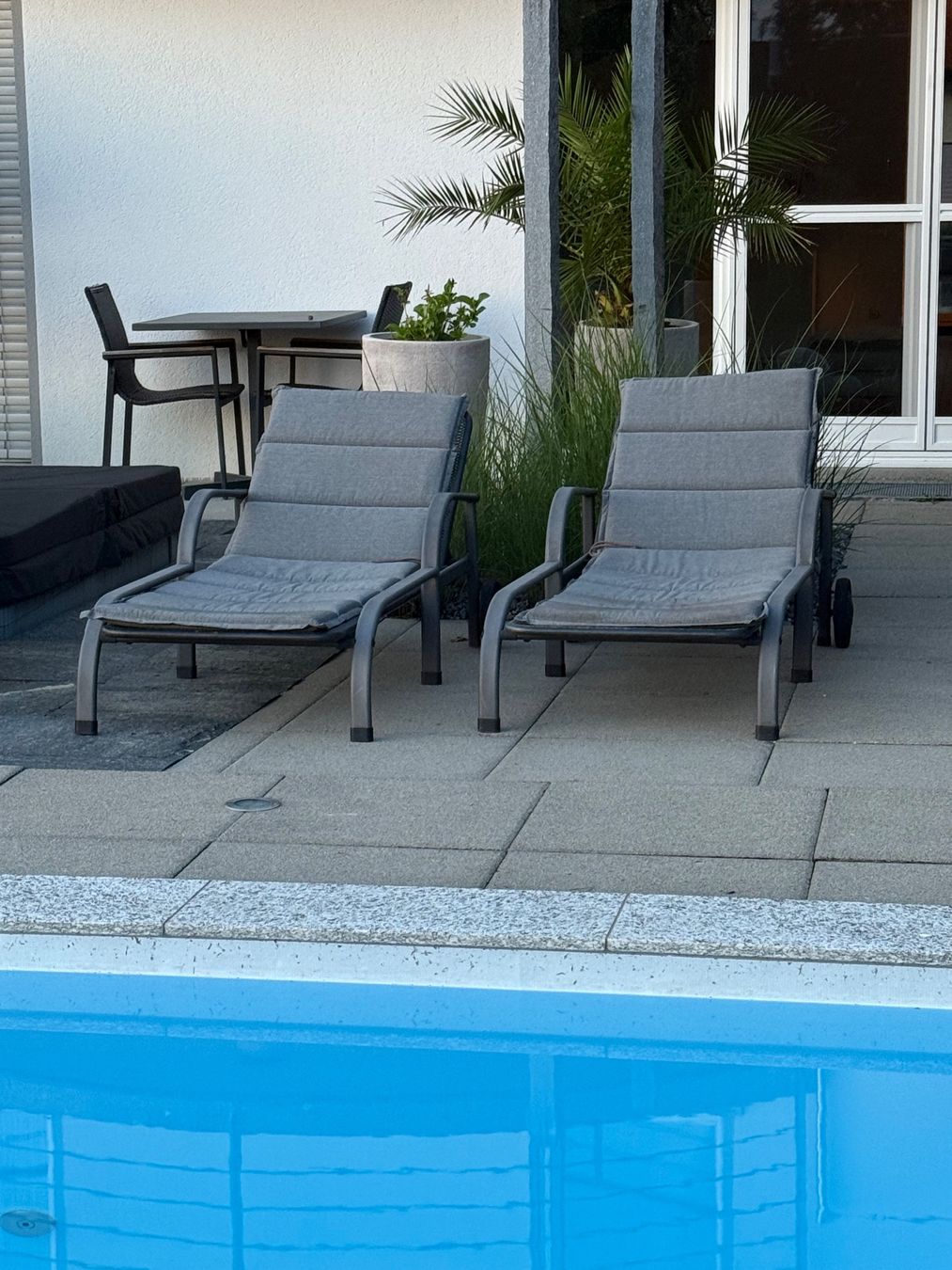 Liegen & Liegestühle: 2x Liegestühle Metall mit Polster gebraucht – Gebraucht aus Jonschwil von sutfra12