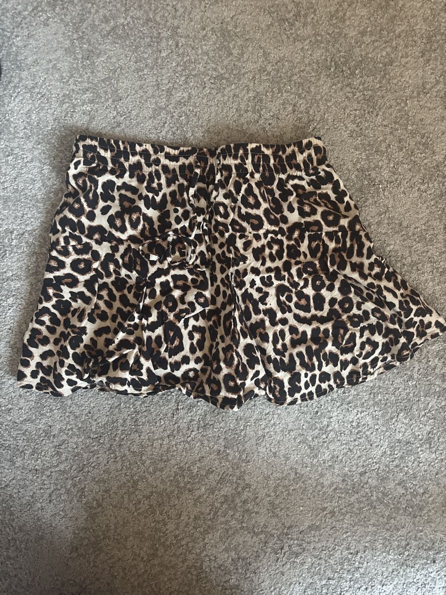 Only Gonne: ONLY Sommer Rock mit integrierter Hose, M, Leoprint – Usato da Maienfeld venduto da eli_27lm