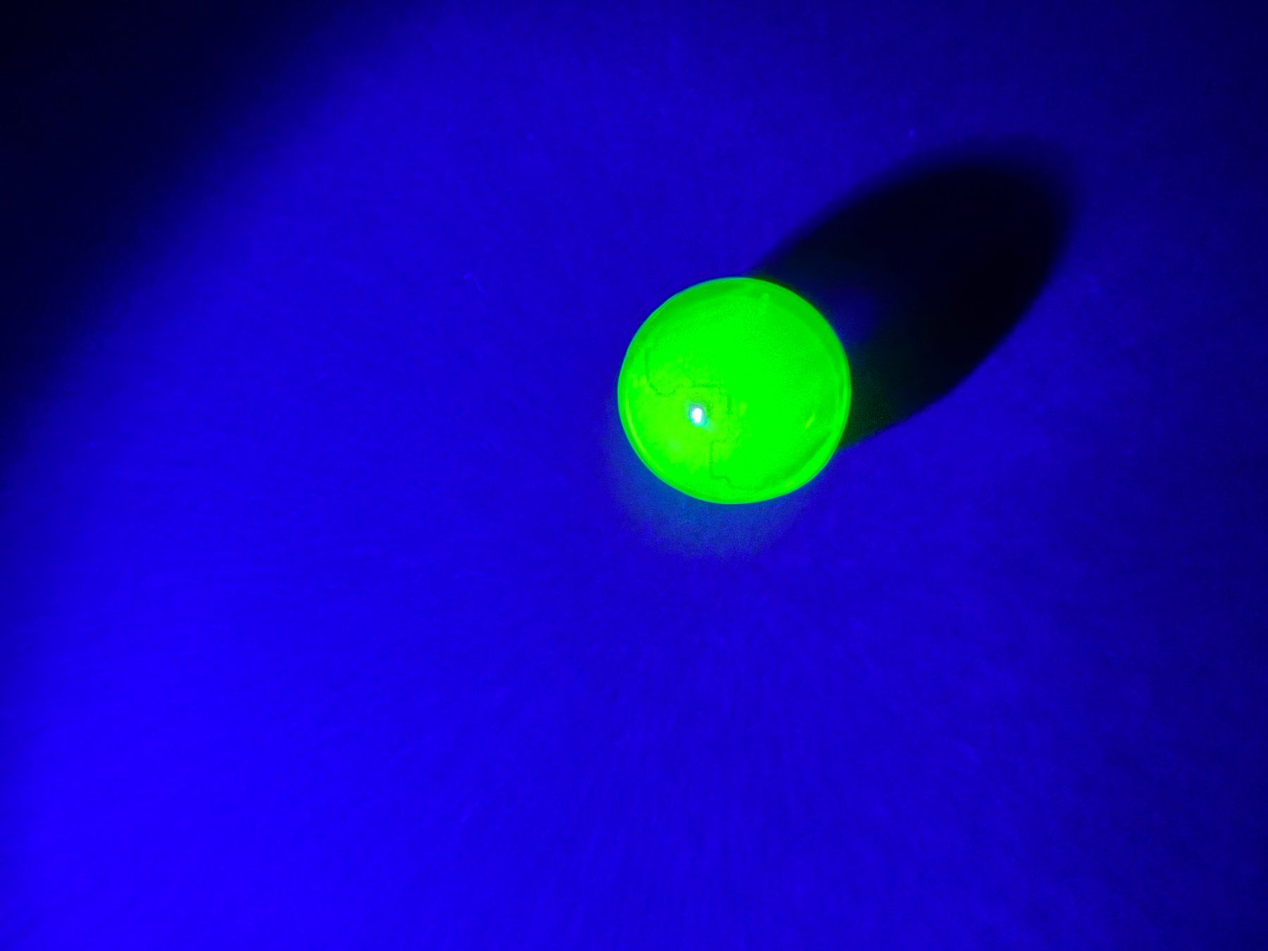 Bicchieri: Uranglas Kugel 16 mm, grün – Nuovo e nell'imballaggio originale da Lützelflüh-Goldb venduto da Elementis 2