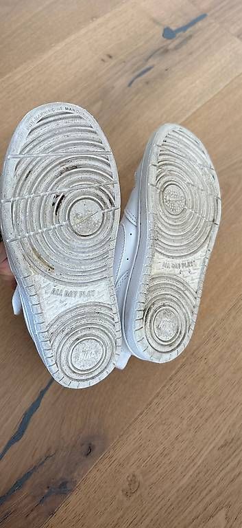 Scarpe per ragazzi: Nike Turnschuhe weiss Gr. 28.5 – Usato da Graltshausen venduto da Regeli1 2