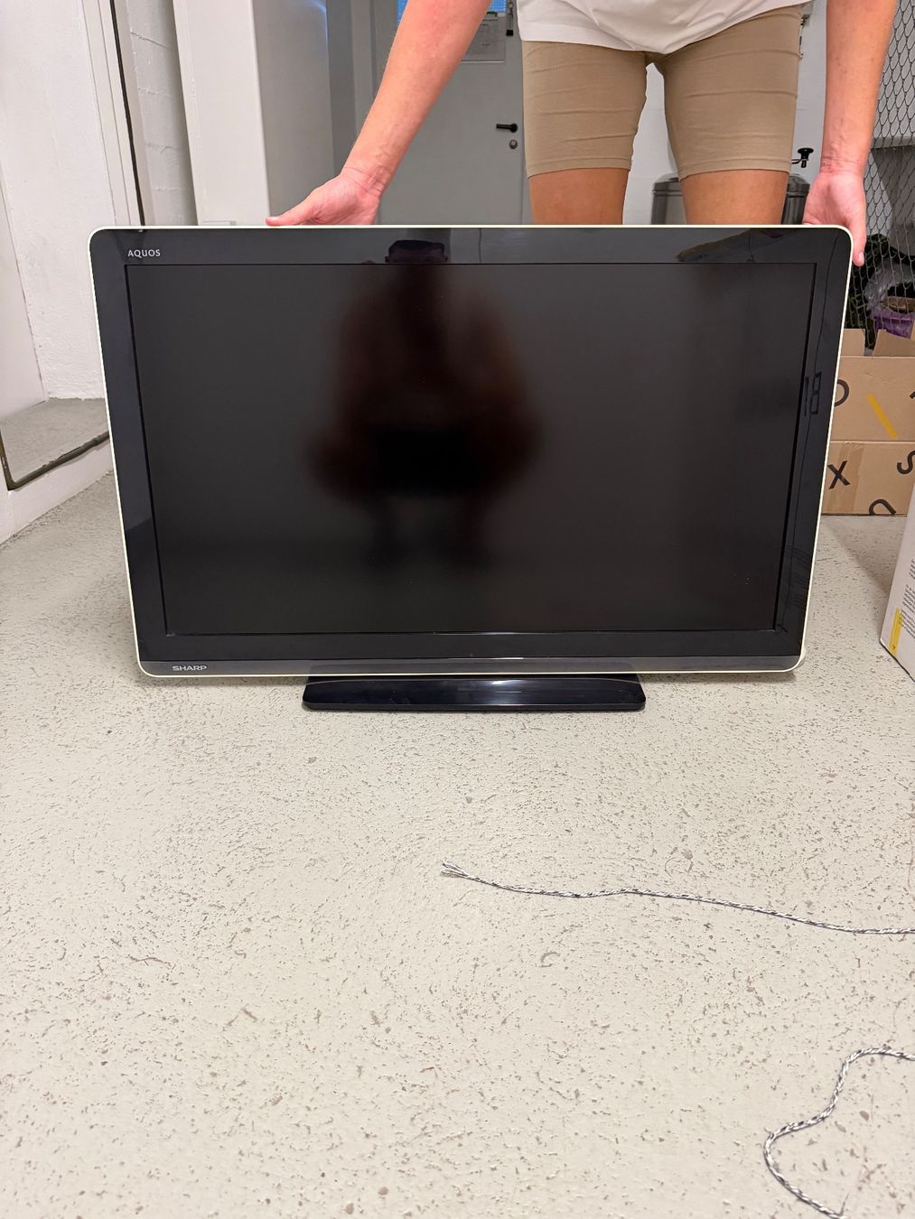 Sharp Televisori: Sharp Aquos LC-37LE320E LCD Colour TV 37 inch used – Usato da Schlieren venduto da per_z87z
