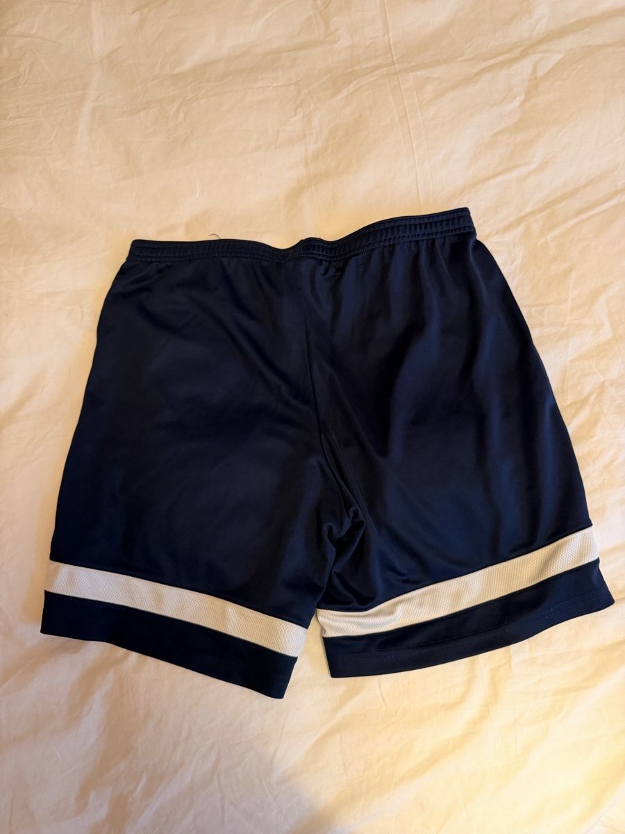 Nike Pantaloni: Short Nike unisexe – Nuovo (secondo la descrizione) da Yverdon-les-Bains venduto da DellanegraJ 1