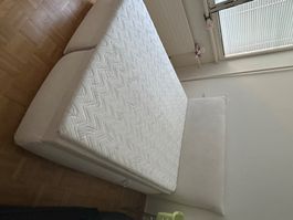 Lit double avec tête de lit et matelas couleur crème