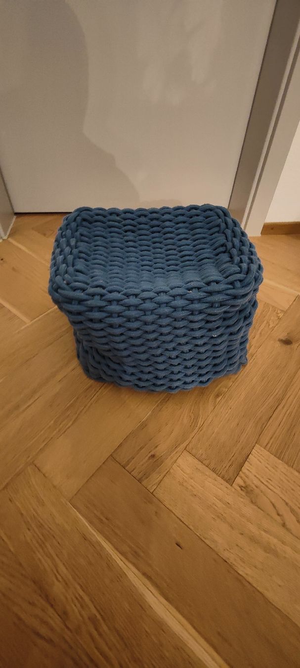 Lana: Stylish blue knitted pouf – Usato da Aarwangen venduto da Sirnick