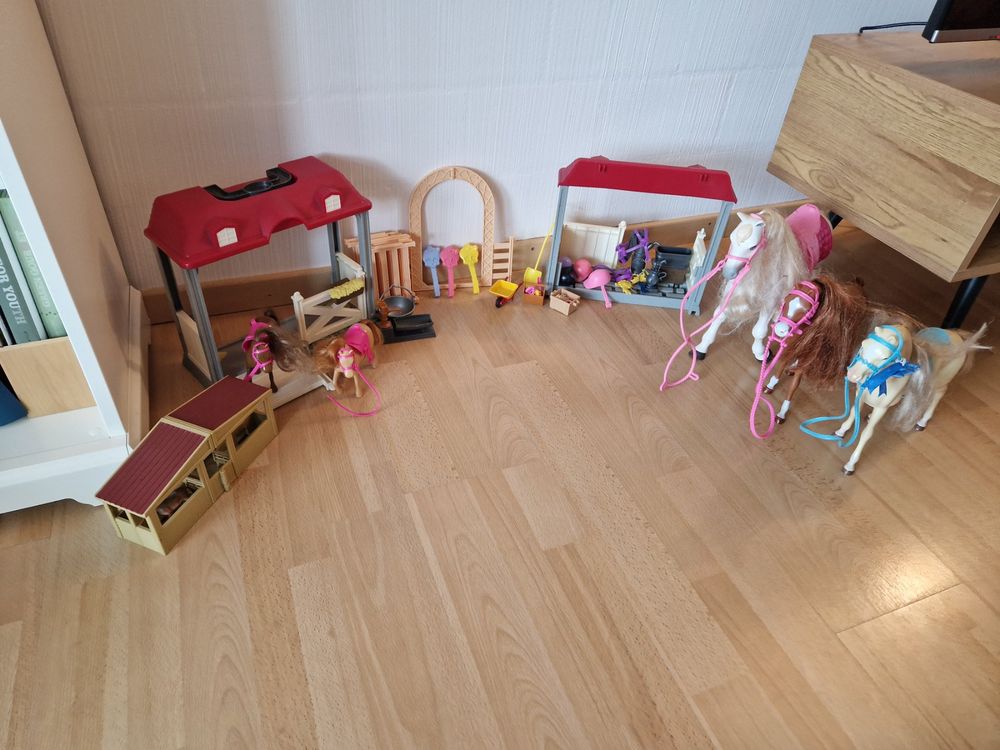 Pferdestall mit grossen (Barbie) Pferden Kaufen auf Ricardo