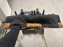 Kinderwagen Handwärmer schwarz mit Lederoptik Details