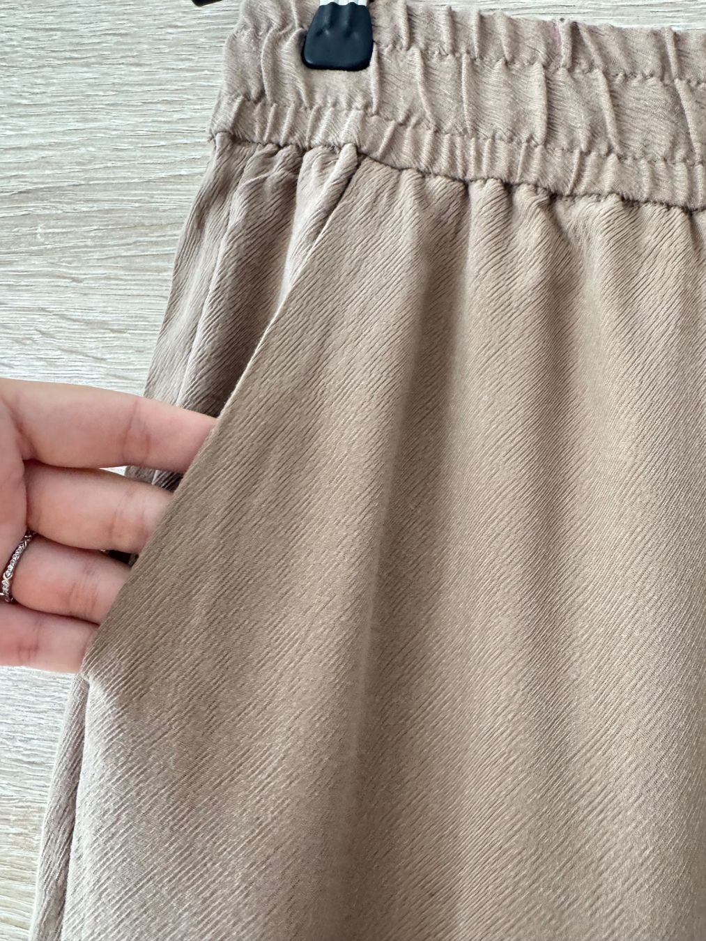 H&M Hosen: Pantalon training chic beige – Gebraucht aus Montreux von iza_peche8 1