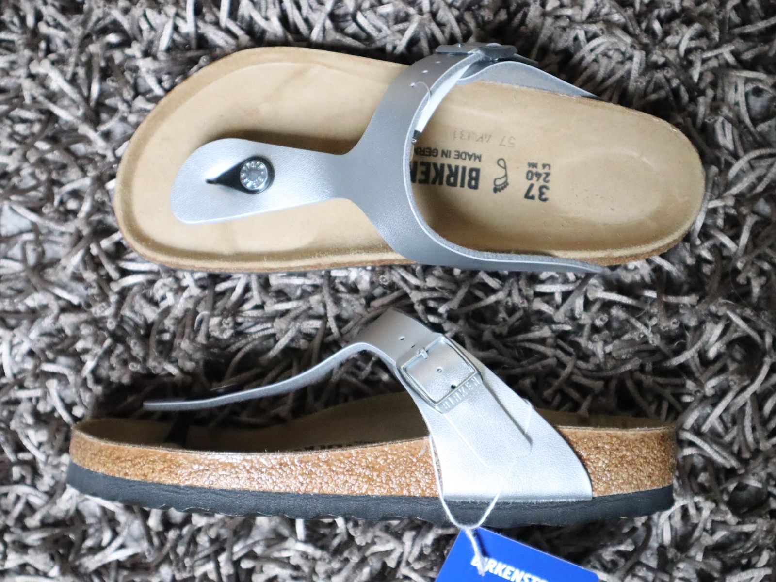 Birkenstock Damenschuhe: Birkenstock, Gizeh, Gr. 37, silber, NEU – Neu (gemäss Beschreibung) aus Wattwil von glueck 2