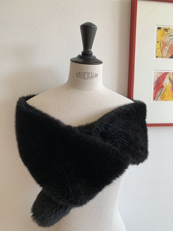 EVA KYBURZ: Kuschliger schwarzer Kunstpelz-Schal