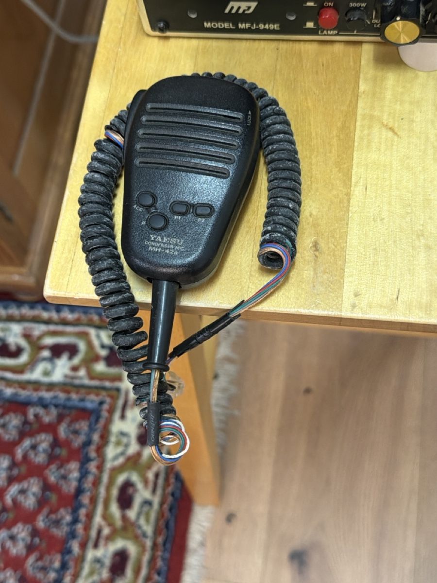 Yaesu Radiocomunicazione: Yaesu FT-100 Transceiver con MFJ Tuner e Accessori – Usato da basel venduto da Swiss._.1978 6