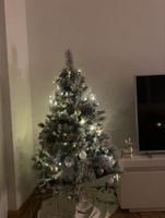 Schöner, kleiner Kunst-Weihnachtsbaum mit Kugeln