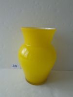 Gelbe Opalglas-Vase