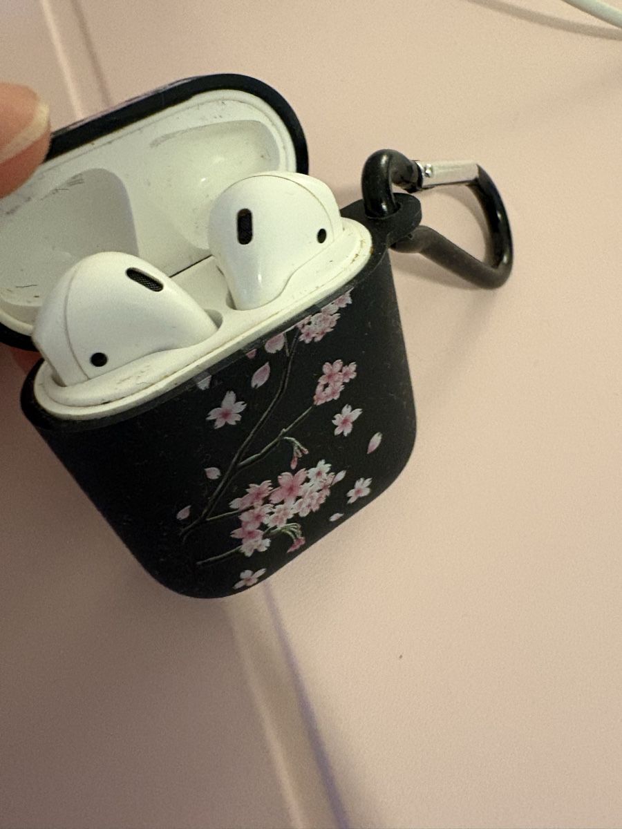 Apple Cuffie: AirPods  usate, con custodia protettiva! – Usato da Viganello venduto da cos_m2tj 2