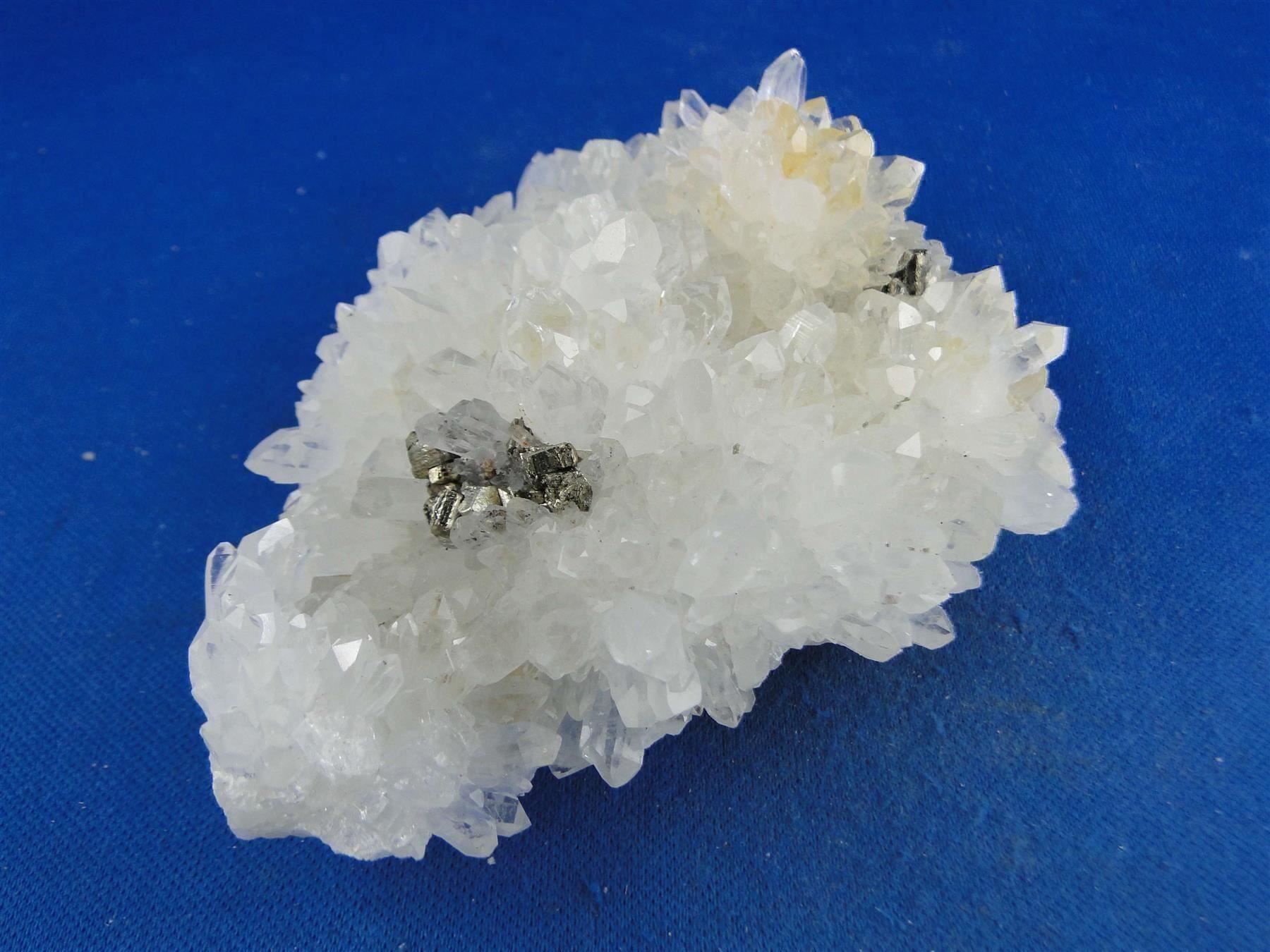Minerali & Pietre curative: Bergkristall mit Chalkopyrit – Usato da Schinznach Bad venduto da Demerald 7