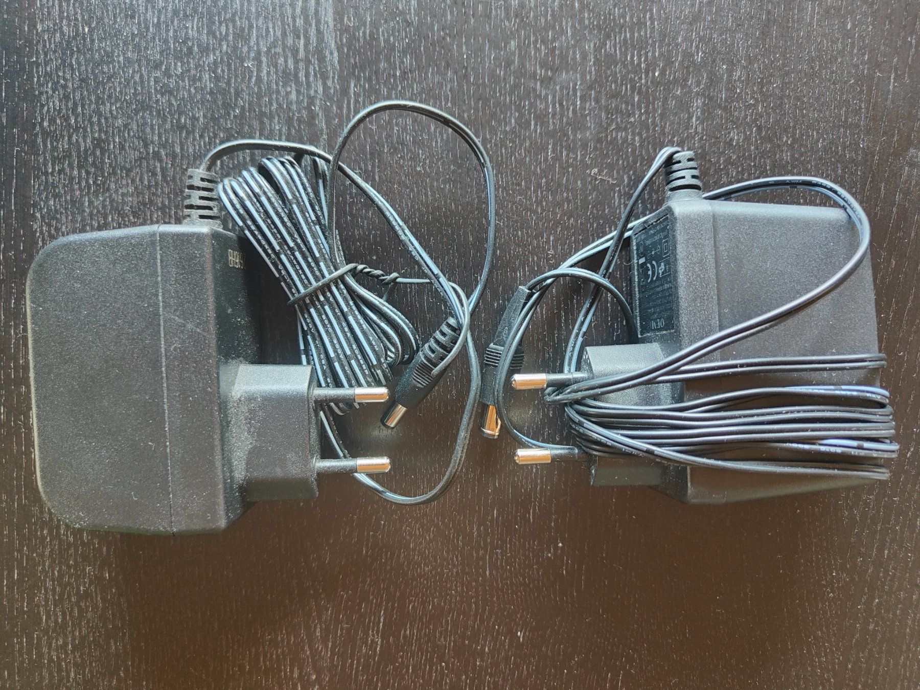 Caricabatterie: 2x Netzadapter gebraucht – Usato da Adelboden venduto da TheOppositeSuperGreg