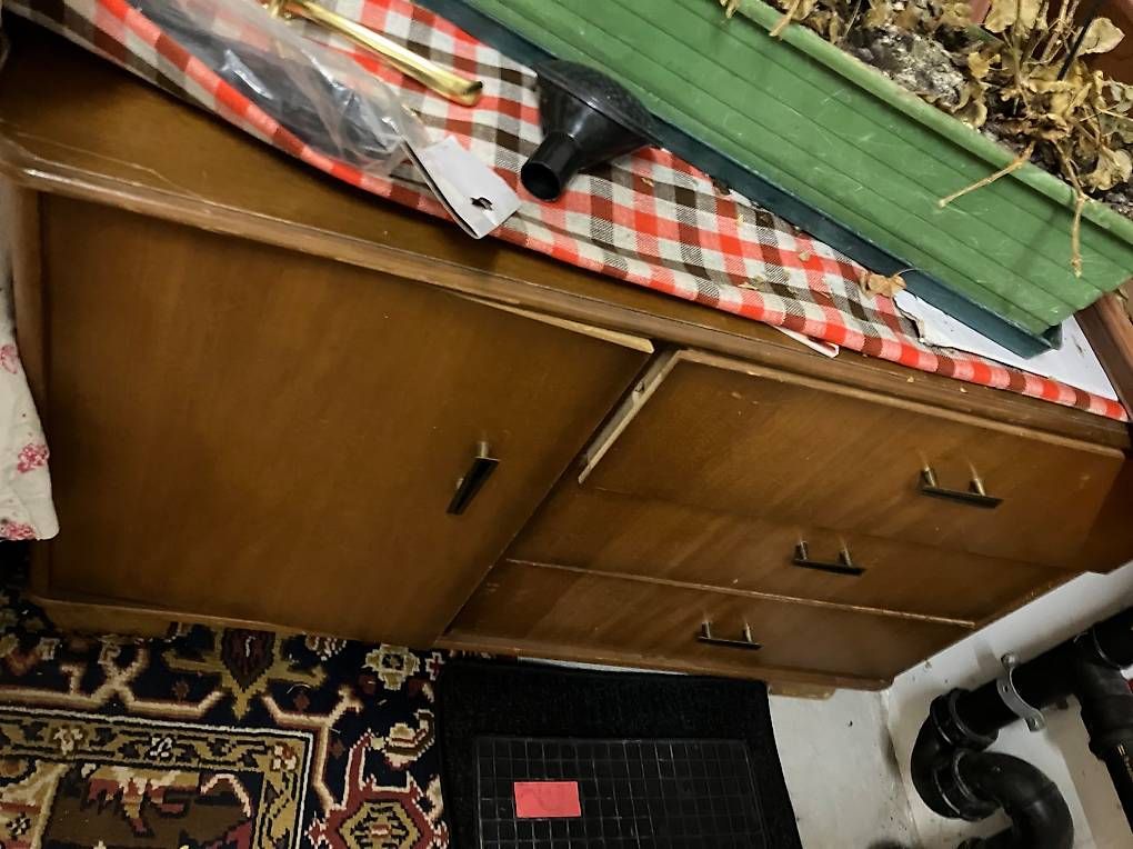 Cassettiere: sehr alte Kommode und Nachttisch – Usato da Brütten venduto da Baghini
