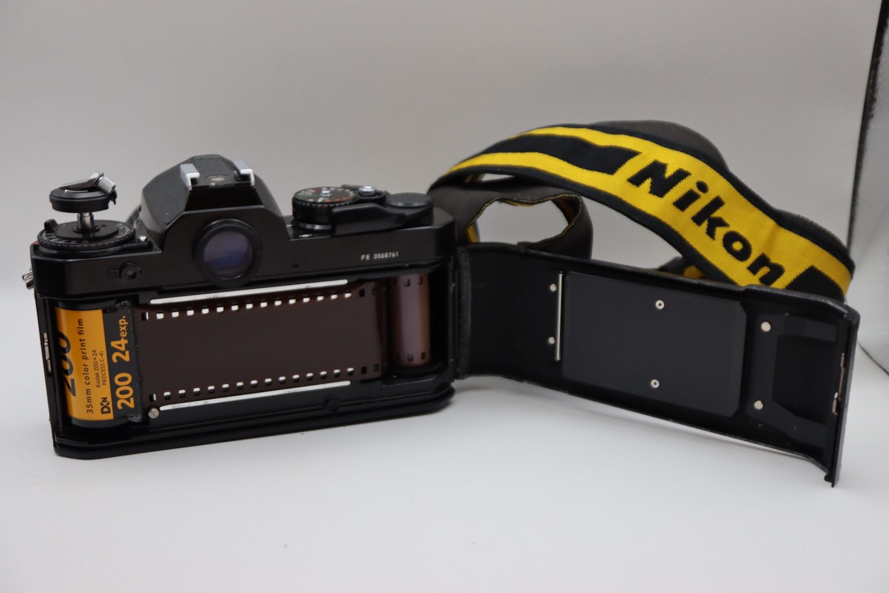 Nikon Kamera: Nikon FE Set mit 2 Nikkor Objektiven & Zubehör – Gebraucht aus Zürich von KE-Sales 4