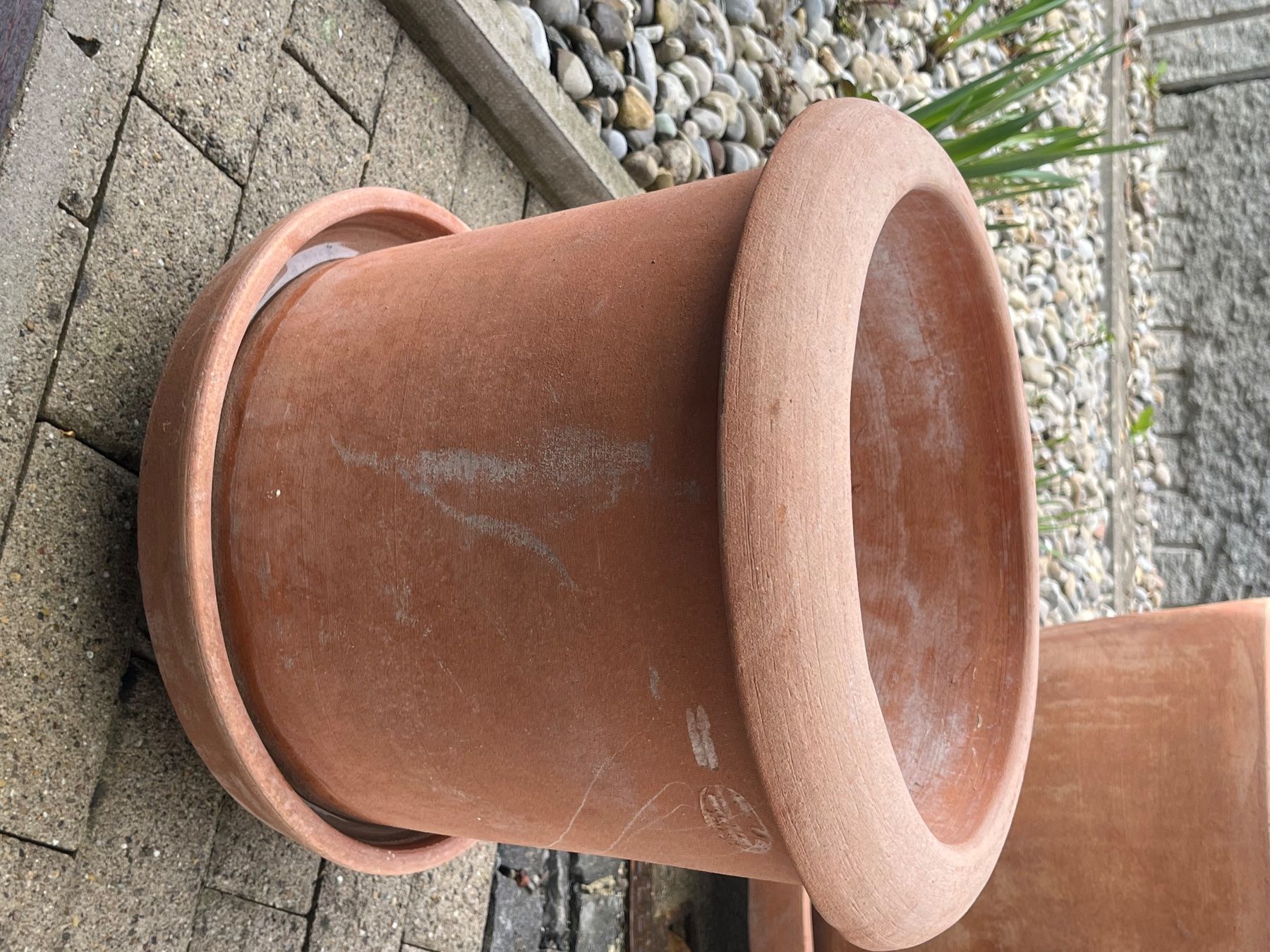 Pots de fleurs: Zwei wunderschöne Terracotta-Töpfe mit Unterteller – D'occasion à Eggenwil par art_2z2k 1