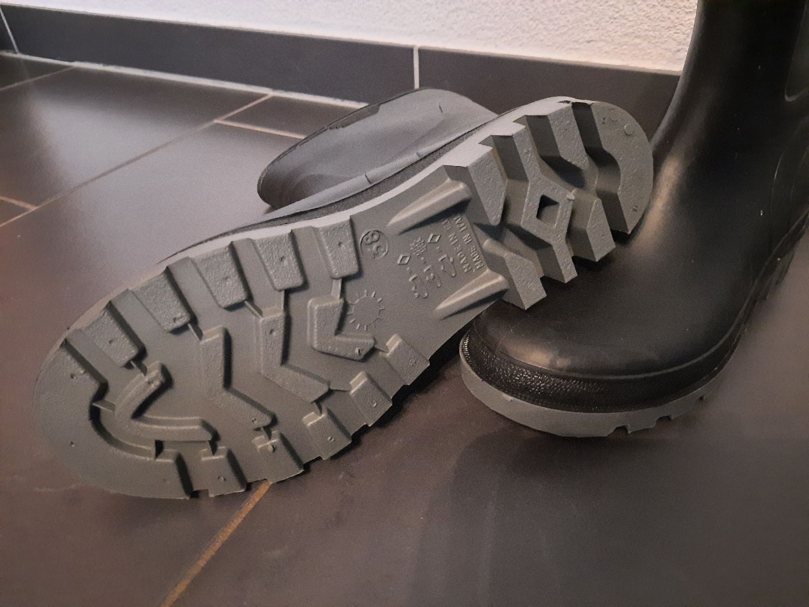 Herrenschuhe: Gummistiefel, schwarz, Grösse 38, neu – Neu (gemäss Beschreibung) aus Jonschwil von sonja8472 2