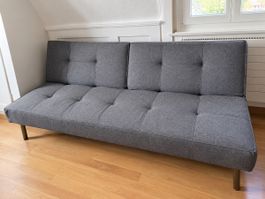 Moderne graue Schlafcouch – stilvoll, praktisch & bequem