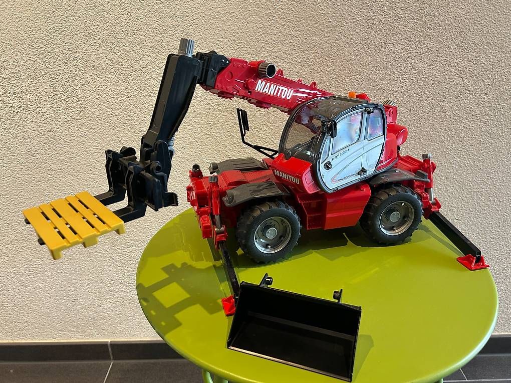 Bruder Giocattoli: Bruder Manitou Teleskopstapler MRT 2150 – Usato da Hildisrieden venduto da Albi35