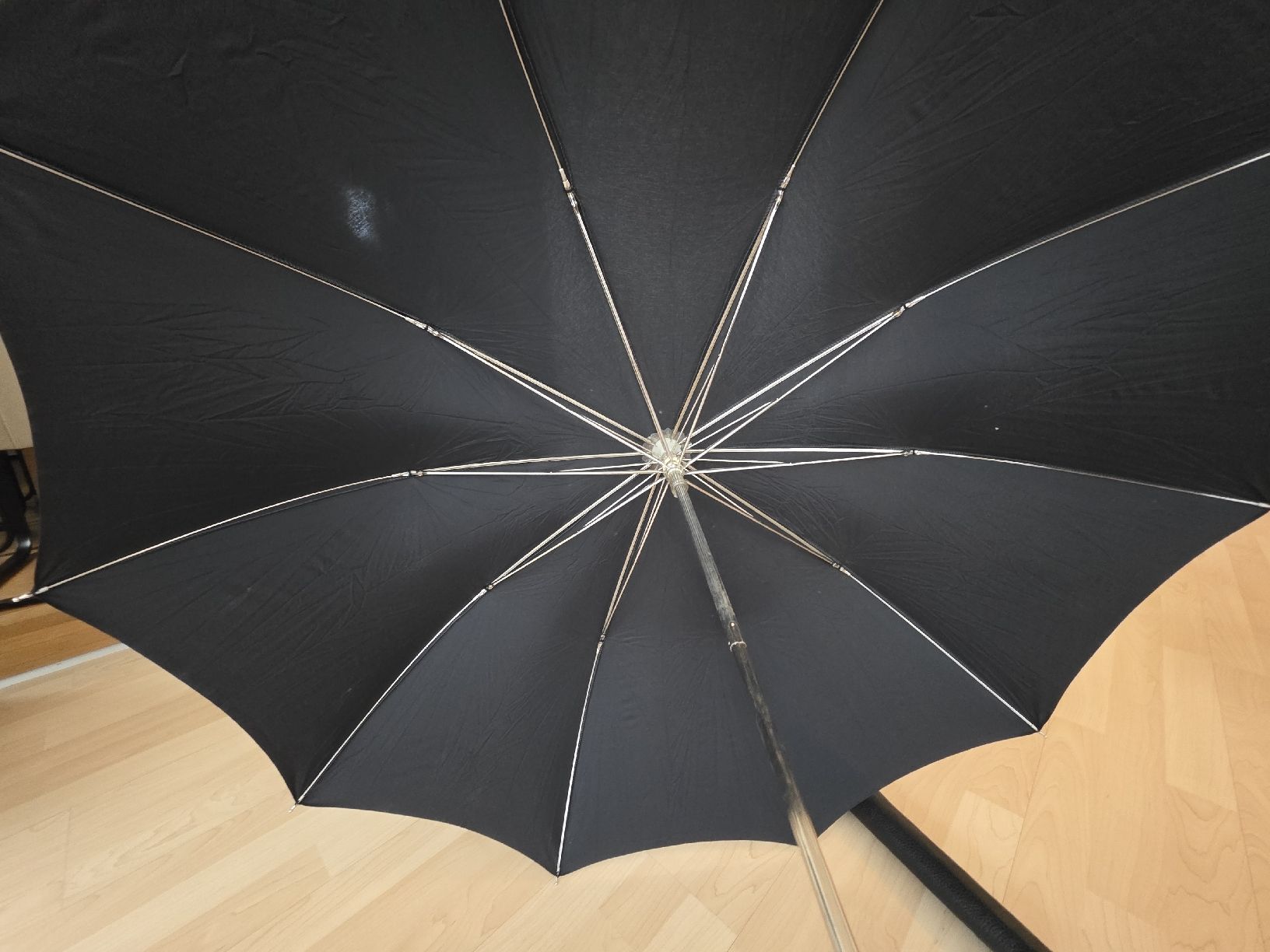 Parapluies: Älterer Regenschirm, Schwarz, gut erhalten – D'occasion à Suhr par andreas_2008 1