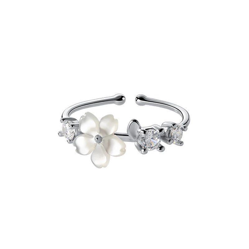 Ringe: Weisse Blume Ring aus Silber – Neu und originalverpackt aus Wil SG von Veratier