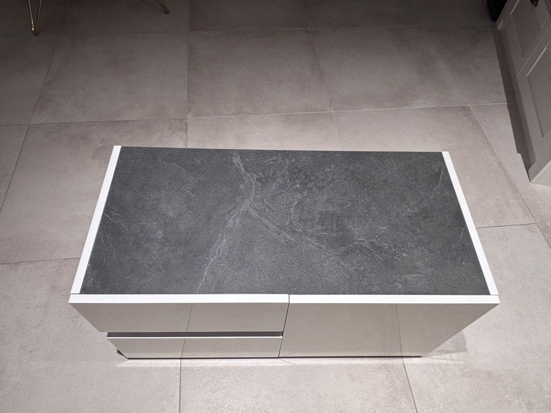 Pfister Commodes: Sideboard weiss mit Steinoptik Platte gebraucht – D'occasion à Zürich par Steffi_99 2