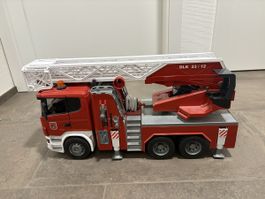 Bruder Scania R-Serie Feuerwehr-Drehleiter LKW