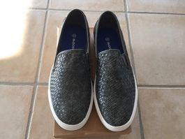Neuwertige Sneakers Schuhe Grösse 43