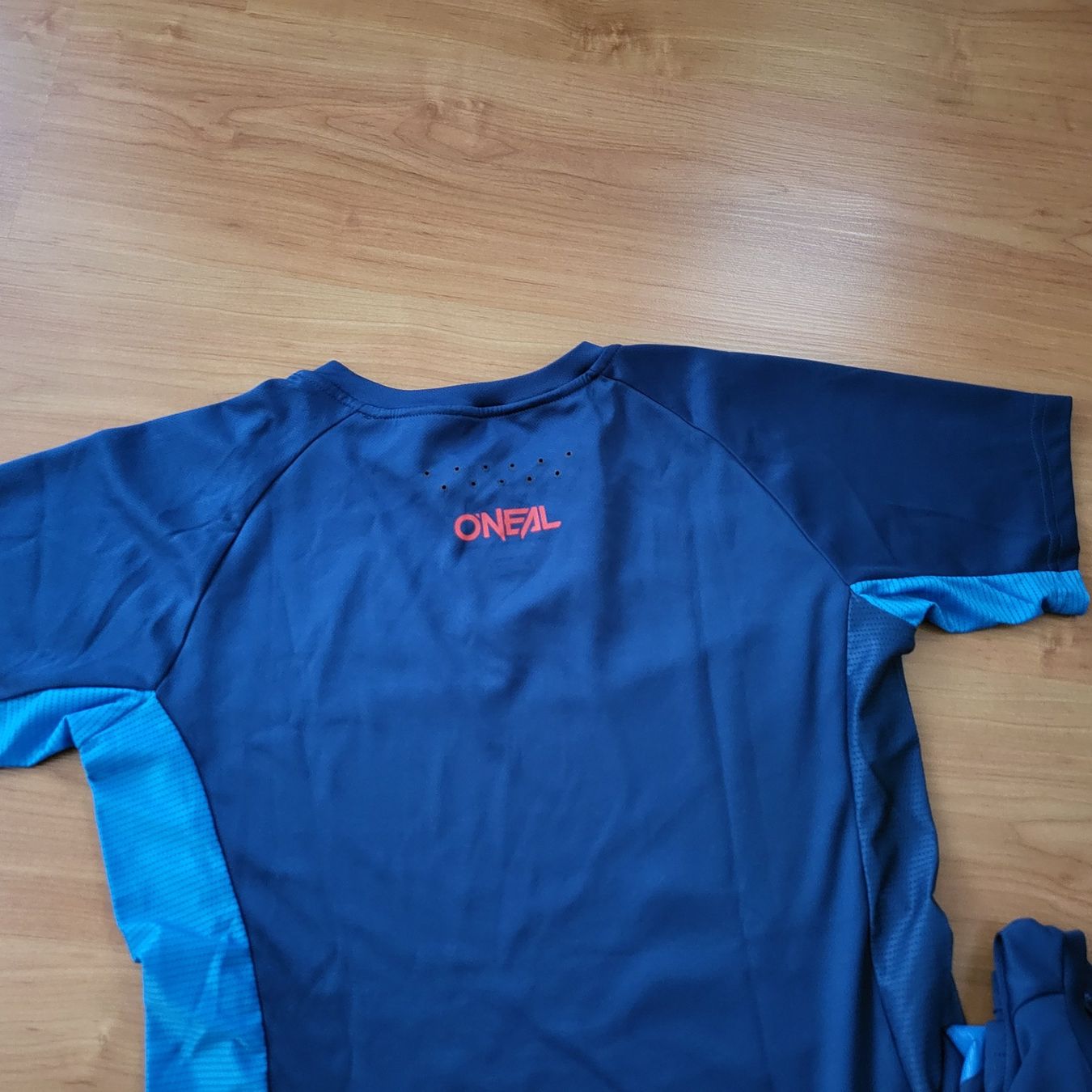 T-shirt: Veloshirt – Usato da Lostorf venduto da Benidomi1 4