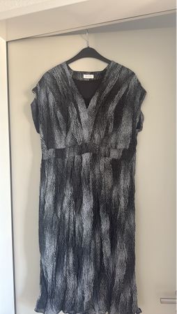 Sommerliches Midikleid, Grösse 44, schwarz-weiss gemustert