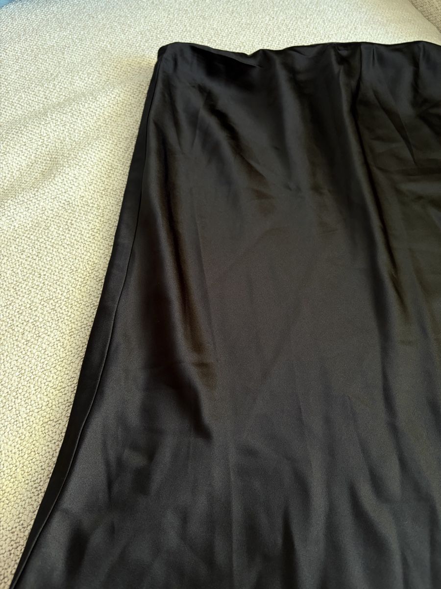 Mango Röcke: BLACK MANGO SATIN MIDI SKIRT like new – Gebraucht aus Zürich von dor_9l9g 1