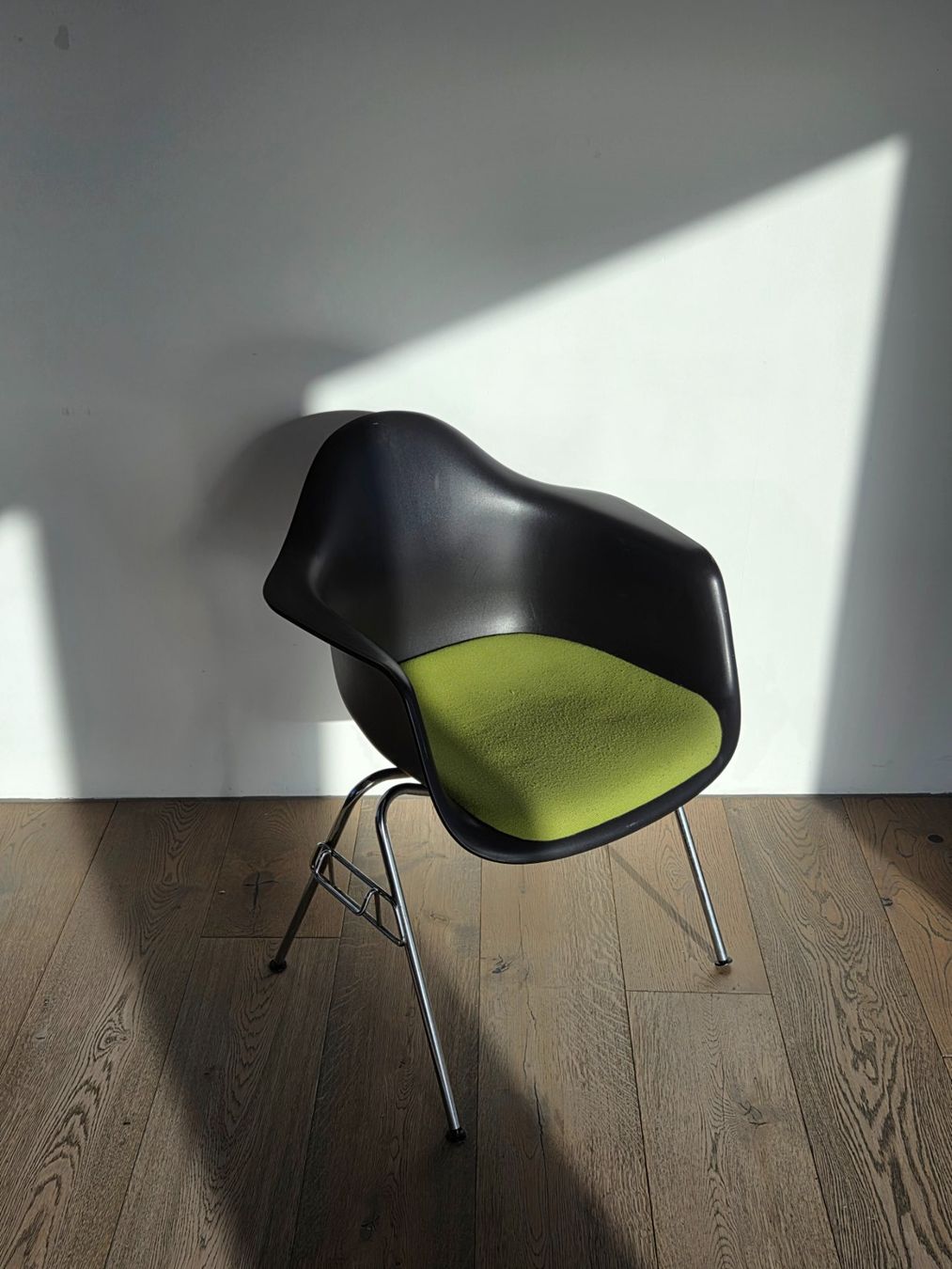 Vitra Stühle: Eames / Vitra Plastic Armchair – Gebraucht aus Zürich von PeterPanama 6