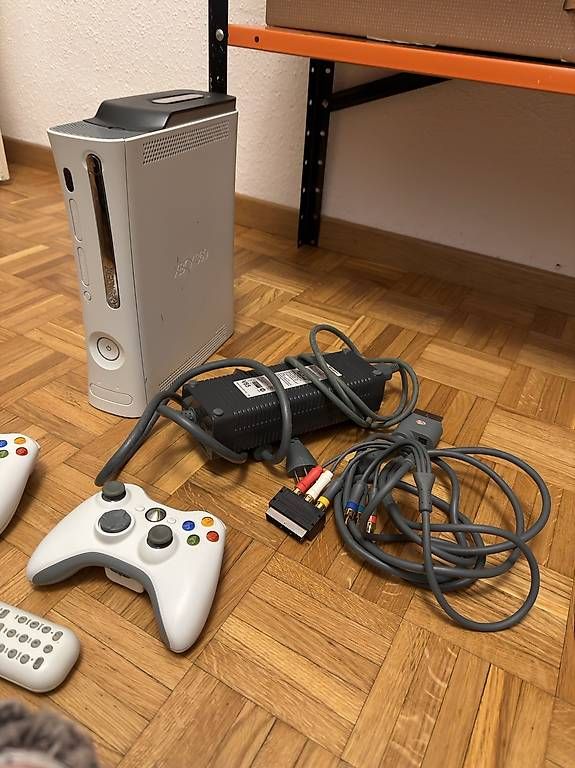 Consoles: Xbox 360 + 2 manettes + 6 jeux + télécommande  – D'occasion à Meyrin par catarinalopes96 4