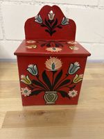 Rote Blechbox mit Blumenmalerei, Bauernmalerei, Vintage